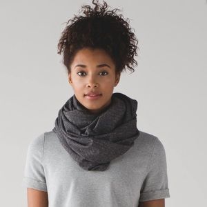 Lululemon vinyasa snap scarf